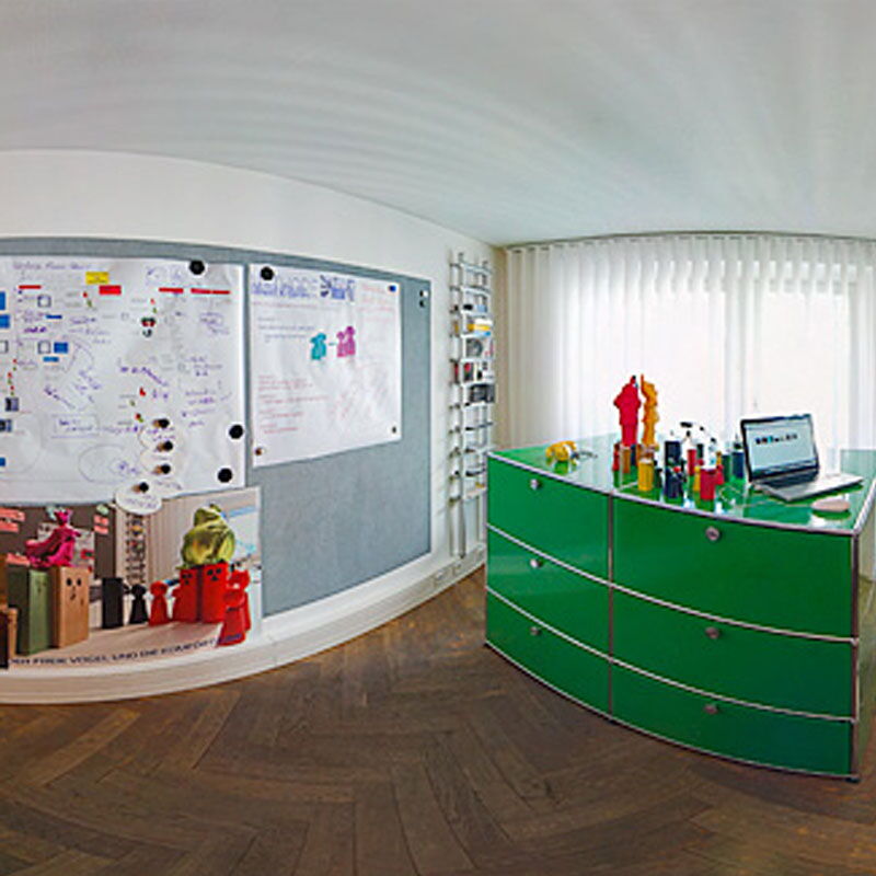 Moderner Büroarbeitsplatz in Regensburg, an dem wir AVGS-Existenzgründungscoachings durchführen